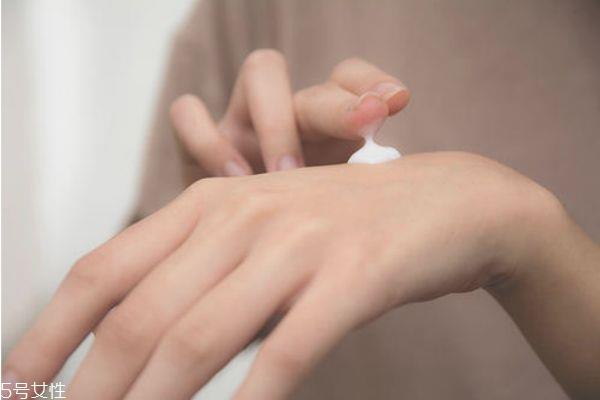 烟酰胺和水乳哪个先用 水乳和烟酰胺的顺序