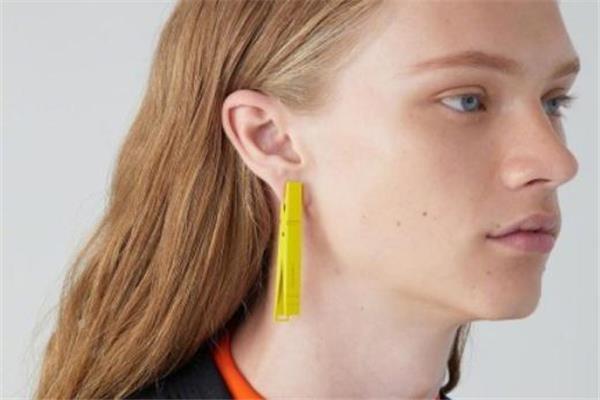 衣夹耳环是什么牌子 看不懂的时尚 衣夹耳环是什么牌子 看不懂的时尚