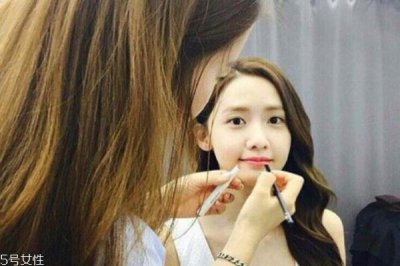 ​化妆掉粉是什么意思 脸部缺水别小看