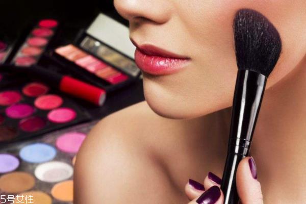 化妆掉粉是什么意思 脸部缺水别小看 化妆掉粉是什么意思 脸部缺水别小看