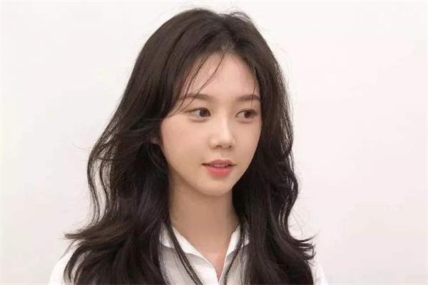 鹅蛋脸适合八字刘海吗 发际线高适合八字刘海吗 鹅蛋脸适合八字刘海吗 发际线高适合八字刘海吗