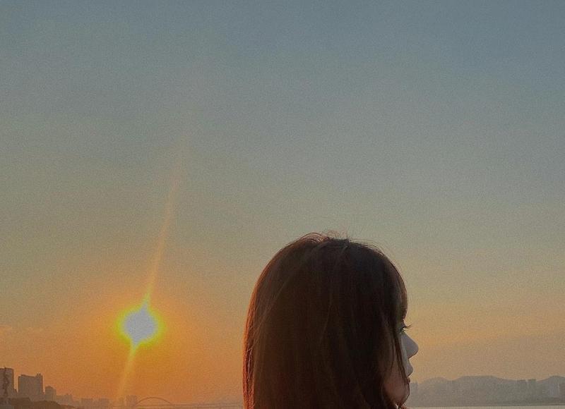 女人喜欢你的三个信号，收到一个，就要把握机会