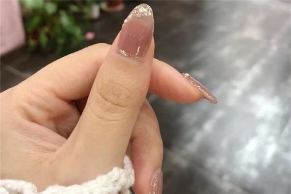 美甲要涂几层 美甲要涂加固胶吗 美甲要涂几层 美甲要涂加固胶吗