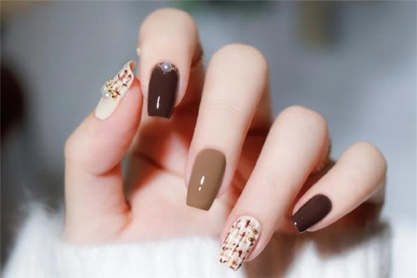 美甲要涂几层 美甲要涂加固胶吗 美甲要涂几层 美甲要涂加固胶吗