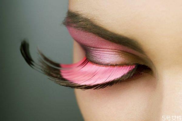 如何挑选假睫毛 如何粘贴假睫毛