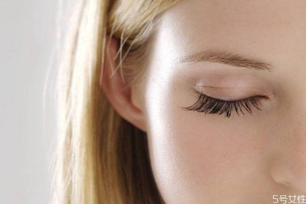 如何挑选假睫毛 如何粘贴假睫毛
