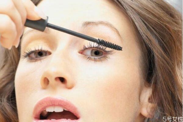 如何挑选假睫毛 如何粘贴假睫毛