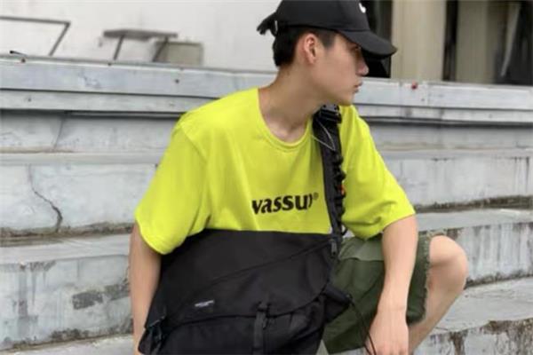 工装包搭配什么衣服好看 工装斜挎包搭配图片