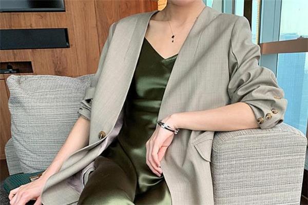 吊带裙搭配什么外套好看 防晒必备单品