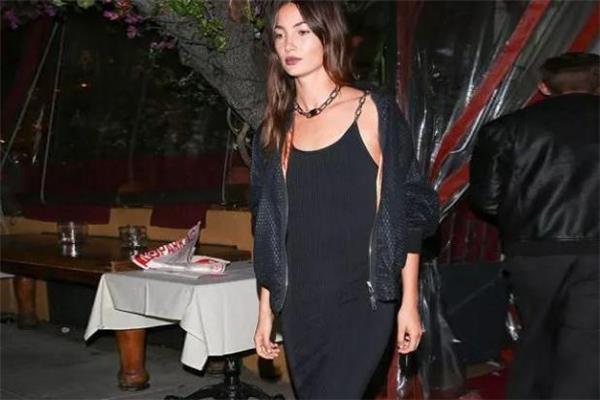 吊带裙搭配什么外套好看 防晒必备单品