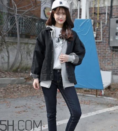 牛仔外套很硬怎么办？牛仔外套洗完变硬是什么原因？