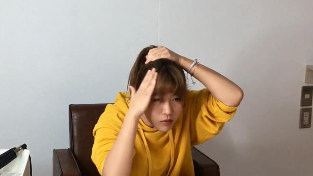 女生中长发丸子头扎法图解 2分钟扎法