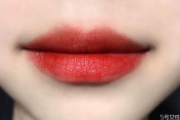 阿玛尼唇釉什么味道 阿玛尼405的正确涂法