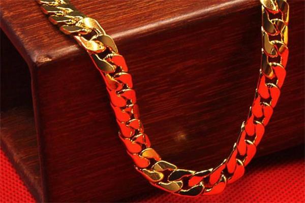 黄金项链搭配什么衣服好看 黄金项链搭配技巧