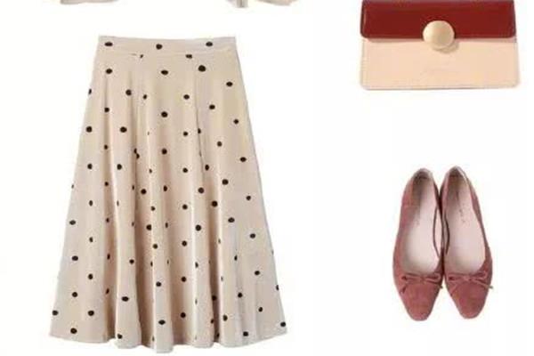 米色波点裙搭配什么上衣 米色波点裙适合什么上衣