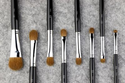 ​眼影刷是动物毛好还是人造纤维好 新买的眼影刷要洗了再用吗