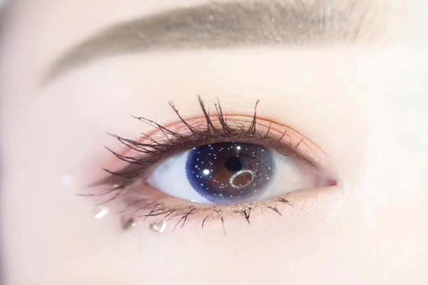 美瞳能用眼药水泡吗 美瞳可不可以用矿泉水泡