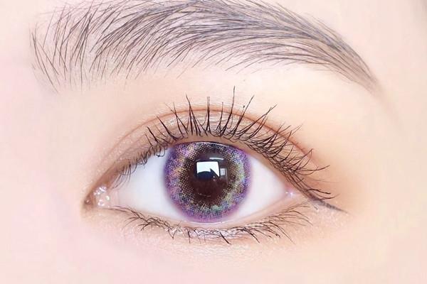 美瞳能用眼药水泡吗 美瞳可不可以用矿泉水泡