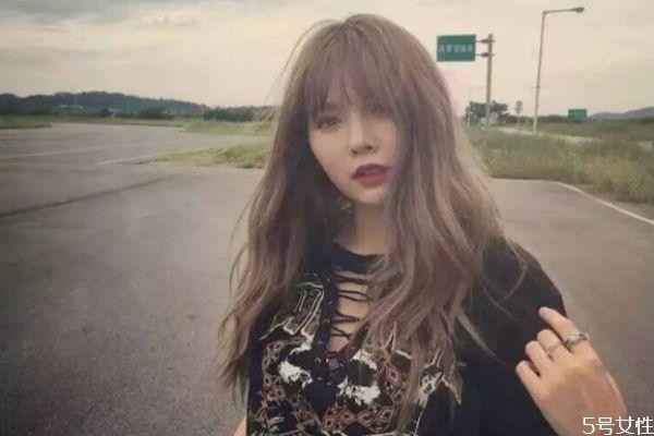 头发少脸大的女生适合什么短发 头大脸大能烫羊毛卷吗