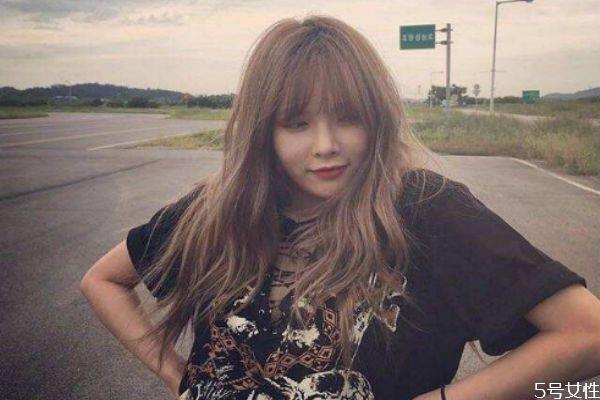 头发少脸大的女生适合什么短发 头大脸大能烫羊毛卷吗