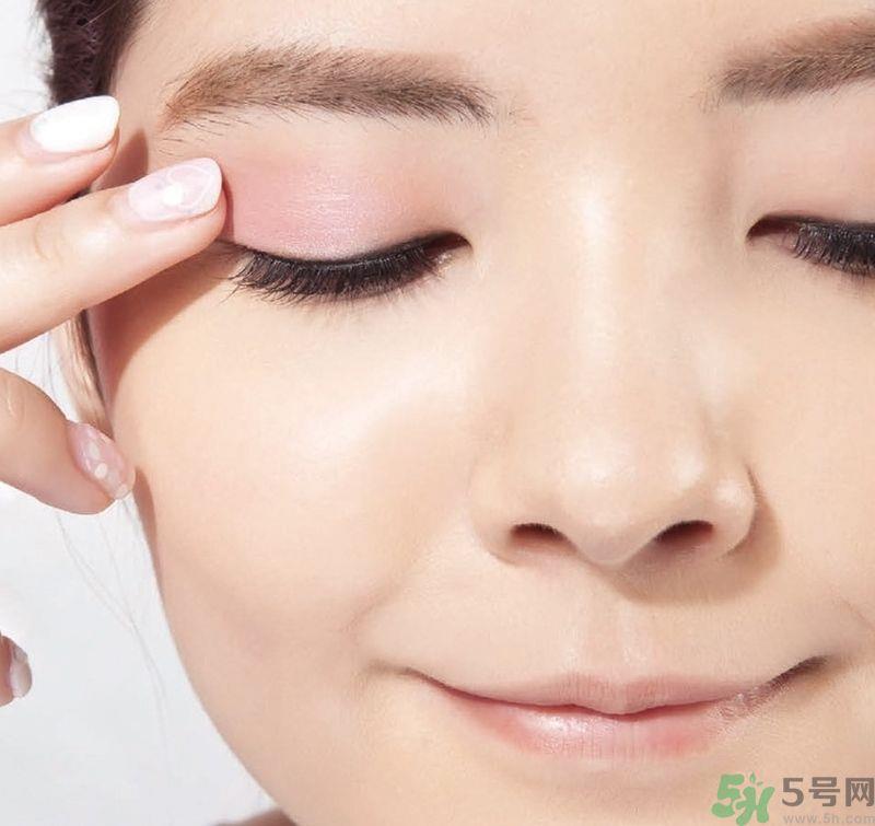 夏天怎么画眼妆?春夏系轻甜紫粉红花眼妆 夏天怎么画眼妆?春夏系轻甜紫粉红花眼妆