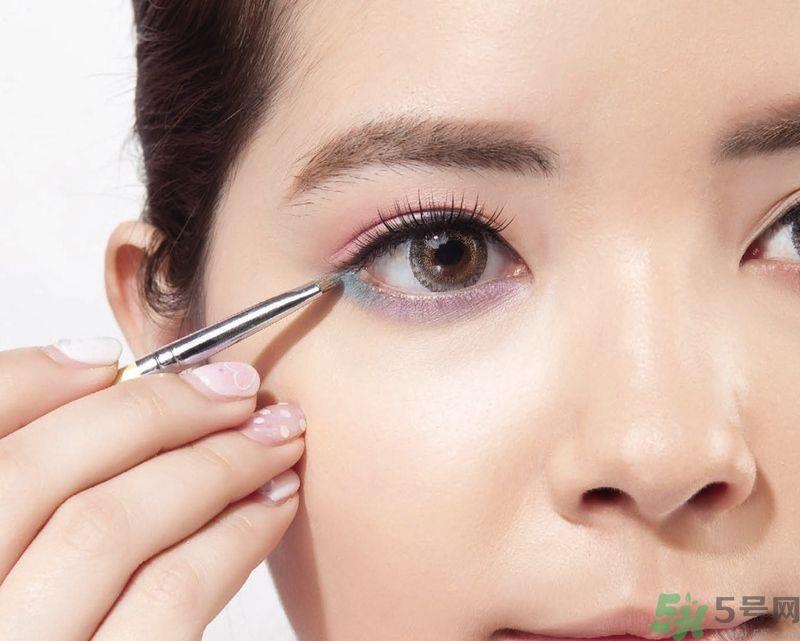 夏天怎么画眼妆?春夏系轻甜紫粉红花眼妆 夏天怎么画眼妆?春夏系轻甜紫粉红花眼妆