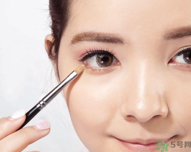 夏天怎么画眼妆?春夏系轻甜紫粉红花眼妆 夏天怎么画眼妆?春夏系轻甜紫粉红花眼妆