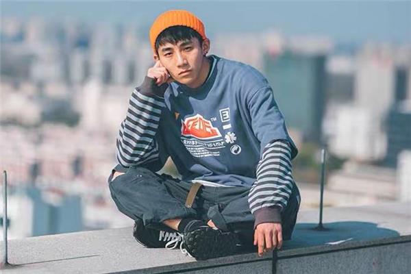 假两件卫衣配什么帽子好看 假两件卫衣搭配帽子图片 假两件卫衣配什么帽子好看 假两件卫衣搭配帽子图片