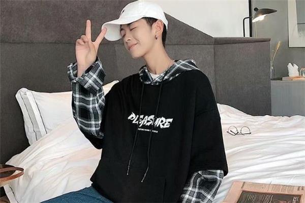 假两件卫衣配什么帽子好看 假两件卫衣搭配帽子图片 假两件卫衣配什么帽子好看 假两件卫衣搭配帽子图片