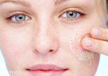 痘痘肌可以去角质吗?不严重时可以去角质 痘痘肌可以去角质吗?不严重时可以去角质