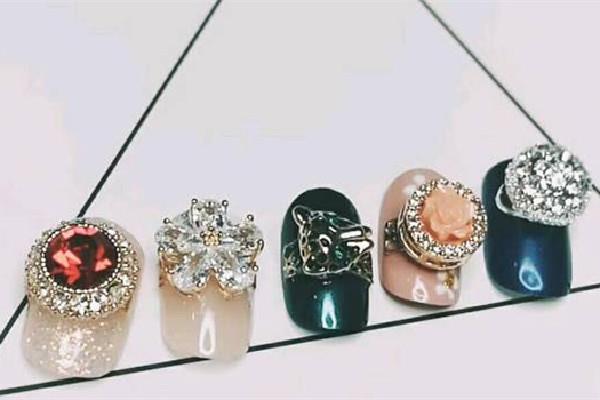 穿戴甲怎么分上下 穿戴甲戴着舒服吗 穿戴甲怎么分上下 穿戴甲戴着舒服吗