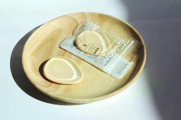 硅胶粉扑膜破了怎么办 硅胶粉扑薄膜能撕掉吗 硅胶粉扑膜破了怎么办 硅胶粉扑薄膜能撕掉吗