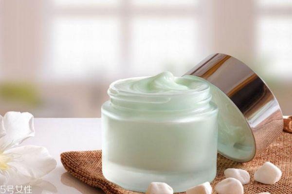 油性皮肤可以用霜吗 乳和霜哪个好呢 油性皮肤可以用霜吗 乳和霜哪个好呢