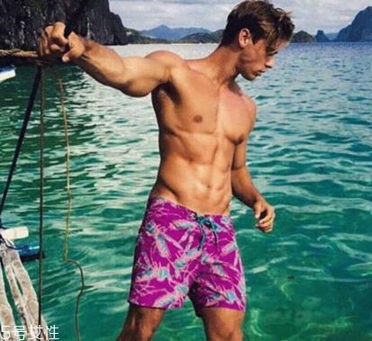 沙滩裤配什么上衣 怎么舒服怎么穿 沙滩裤配什么上衣 怎么舒服怎么穿