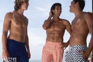 沙滩裤配什么上衣 怎么舒服怎么穿 沙滩裤配什么上衣 怎么舒服怎么穿