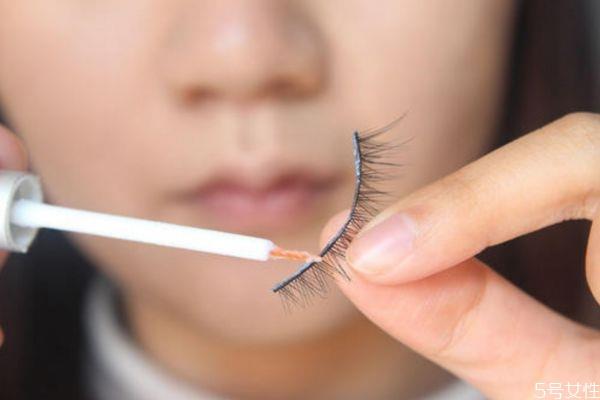 不会贴假睫毛怎么办 3种假睫毛的贴法