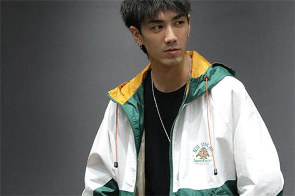 男生夹克怎么搭配好看 男生夹克穿搭技巧 男生夹克怎么搭配好看 男生夹克穿搭技巧