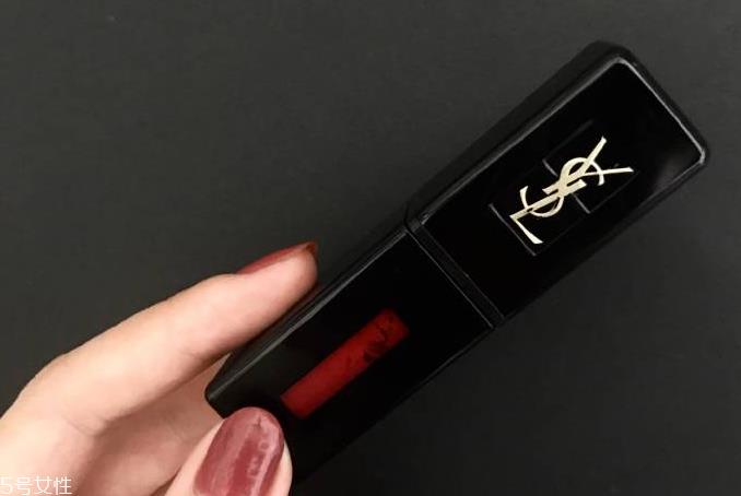 ysl新黑管唇釉401试色 红莓果酒红色饱满醉人 ysl新黑管唇釉401试色 红莓果酒红色饱满醉人