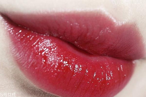 ysl新黑管唇釉401试色 红莓果酒红色饱满醉人 ysl新黑管唇釉401试色 红莓果酒红色饱满醉人