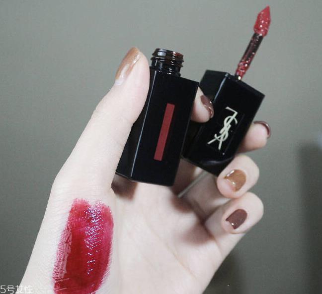 ysl新黑管唇釉401试色 红莓果酒红色饱满醉人 ysl新黑管唇釉401试色 红莓果酒红色饱满醉人