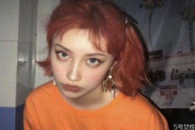 ​橙红色头发显皮肤白吗 橙红色头发显老气吗