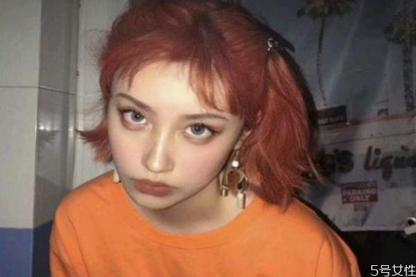 橙红色头发显皮肤白吗 橙红色头发显老气吗