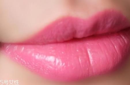 雅诗兰黛唇膏220试色 甜美桃花粉色