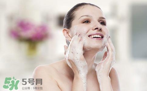 脸上太油用什么洗脸?脸上出油用什么洗脸?