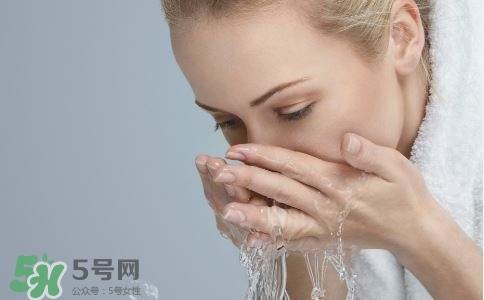 脸上太油用什么洗脸?脸上出油用什么洗脸?