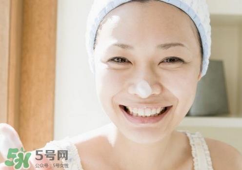 脸上太油用什么洗脸?脸上出油用什么洗脸?