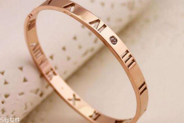 玫瑰金手镯的寓意 美好与幸运常伴 玫瑰金手镯的寓意 美好与幸运常伴