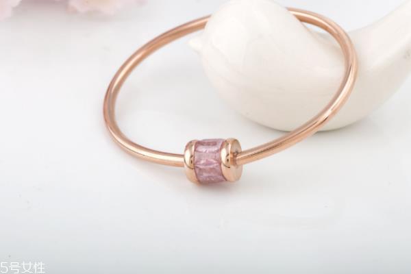玫瑰金手镯的寓意 美好与幸运常伴 玫瑰金手镯的寓意 美好与幸运常伴