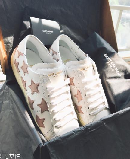 圣罗兰小白鞋怎么样?女明星的街拍利器 圣罗兰小白鞋怎么样?女明星的街拍利器