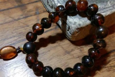 ​琥珀手串怎么盘玩和保养 琥珀手串盘玩粘手怎么回事